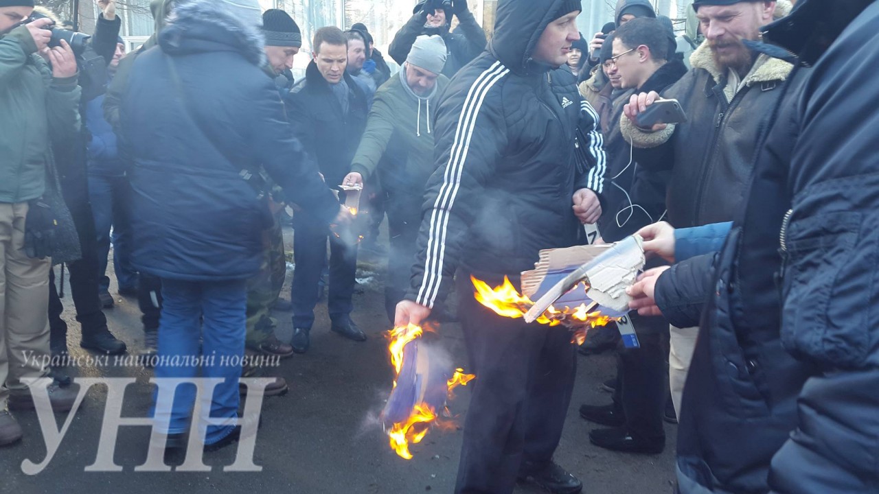 Активісти підпалили макет автомобіля біля комітету ВР - фото 9