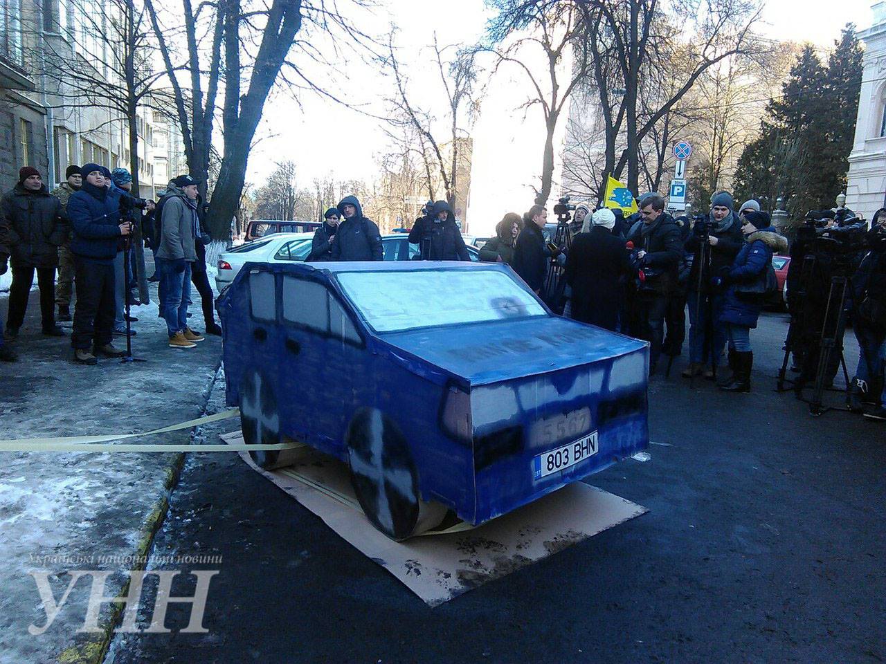 Активісти підпалили макет автомобіля біля комітету ВР - фото 10