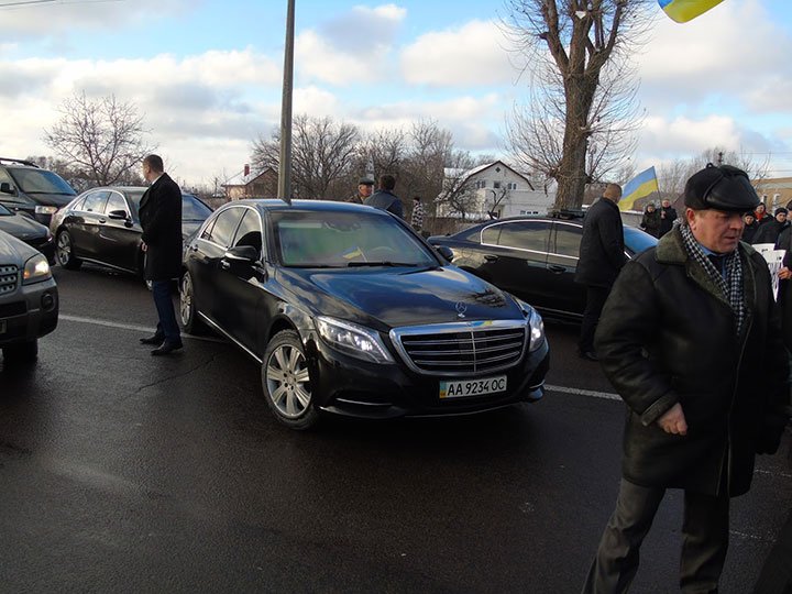 Фермери Київщини зупинили кортеж Порошенка біля Конча-Заспи та висунули свої вимоги до влади Фермери Київщини зупинили кортеж Порошенка біля Конча-Заспи та висунули свої вимоги до влади dqxikeidqxidqeant