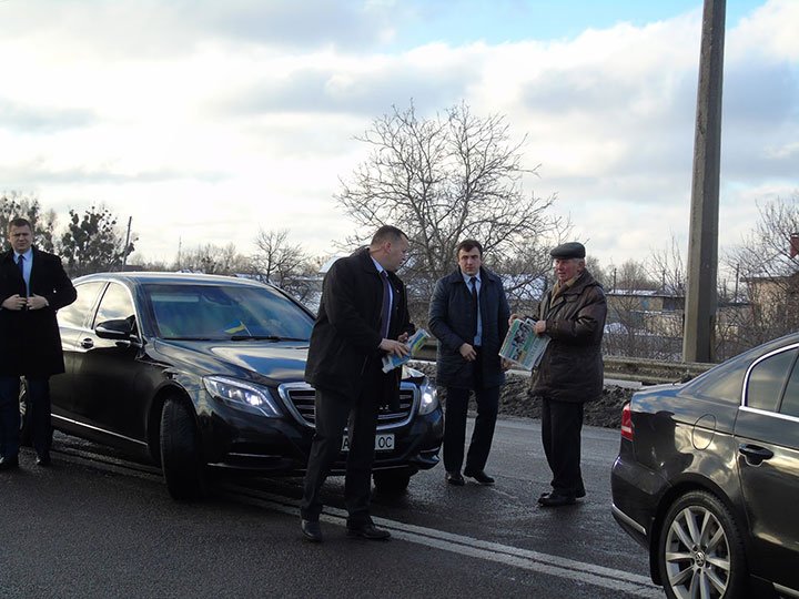 Фермери Київщини зупинили кортеж Порошенка біля Конча-Заспи та висунули свої вимоги до влади Фермери Київщини зупинили кортеж Порошенка біля Конча-Заспи та висунули свої вимоги до влади
