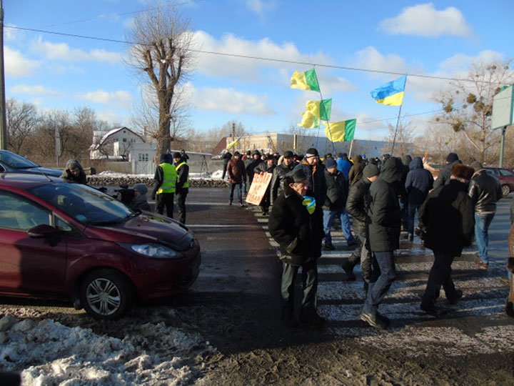 Фермери Київщини зупинили кортеж Порошенка біля Конча-Заспи та висунули свої вимоги до влади Фермери Київщини зупинили кортеж Порошенка біля Конча-Заспи та висунули свої вимоги до влади