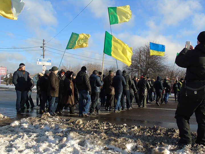 Фермери Київщини зупинили кортеж Порошенка біля Конча-Заспи та висунули свої вимоги до влади Фермери Київщини зупинили кортеж Порошенка біля Конча-Заспи та висунули свої вимоги до влади