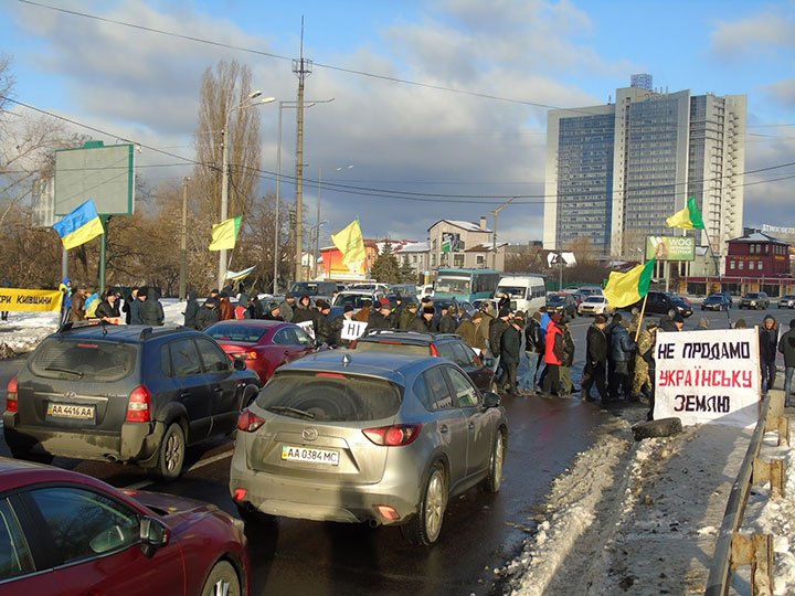 Фермери Київщини зупинили кортеж Порошенка біля Конча-Заспи та висунули свої вимоги до влади Фермери Київщини зупинили кортеж Порошенка біля Конча-Заспи та висунули свої вимоги до влади