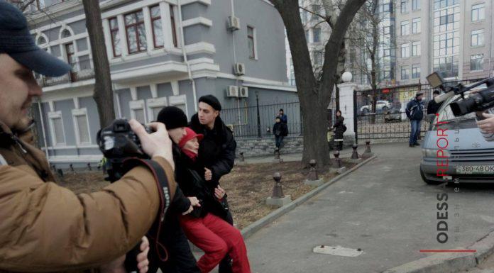 begemot, begemotmedia, новости, женщину, Одесса, георгиевкася ленточка, Украина, Аллея Славы, полиция, задержание dqxikeidqxidqrant