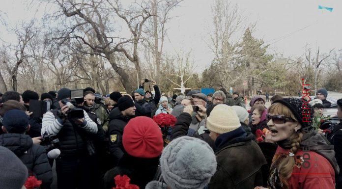 begemot, begemotmedia, новости, женщину, Одесса, георгиевкася ленточка, Украина, Аллея Славы, полиция, задержание