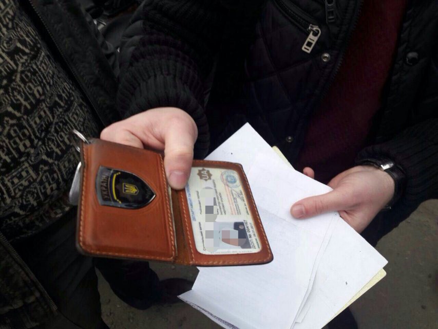 Полицейский в Донецкой области погорел на взятке в 27 000 гривен - 39747 Полицейский в Донецкой области погорел на взятке в 27 000 гривен - фото 39747
