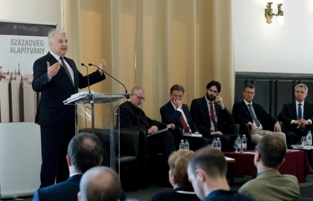 Віце-прем’єр Угорщини Жолт Шем’єн під час презентації книги під заголовком «Права меншин. Представлення інтересів. Автономність» dqxikeidqxidqrant