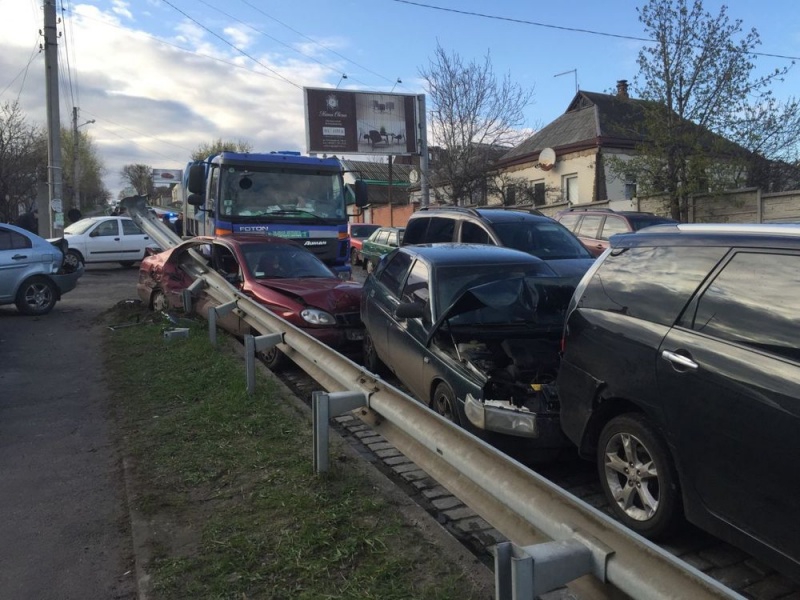 В Харькове в ДТП столкнулись 9 автомобилей - 42607 В Харькове в ДТП столкнулись 9 автомобилей - фото 42607 dqxikeidqxiqetant