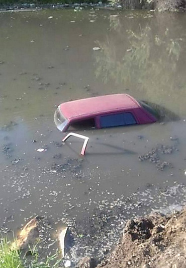 В Николаеве девушка-водитель на «Славуте» упала в «озеро» с канализационными стоками - Copyright https://news.pn
