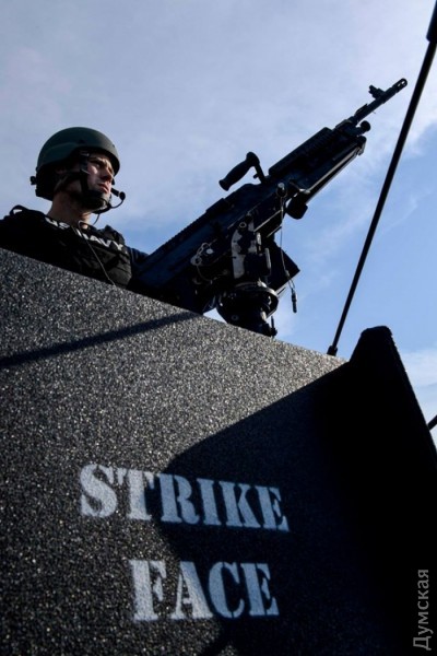 Військовий на борту військового корабля США