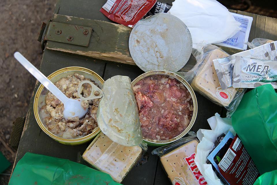 После зубов в консервах Штаб АТО показал, чем питаются военные - 45461 После зубов в консервах Штаб АТО показал, чем питаются военные - фото 45461