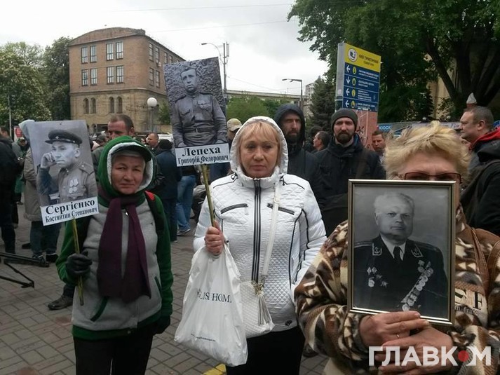 «Безсмертний полк» у Києві: учасників закидають фарбою і димовими шашками dqxikeidqxidqeant