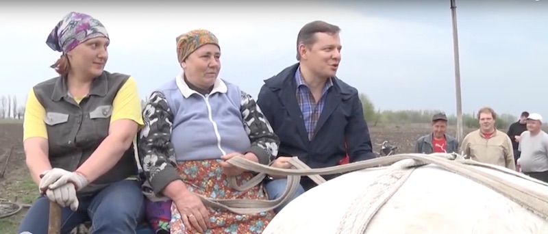 Народный депутат Олег Ляшко с тружениками села dqxikeidqxidqeant