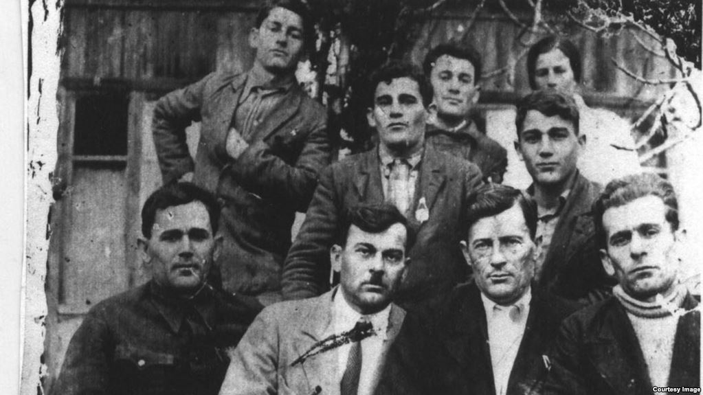 Семья Перия: Хатитдже Перия (мать Зеры) и ее 8 братьев». Гурзуф, довоенное фото