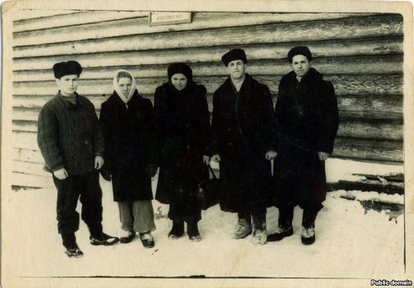 Наріман Гафаров (зліва) зі співвітчизниками. Марійська АРСР, ділянка 52, 1955 рік