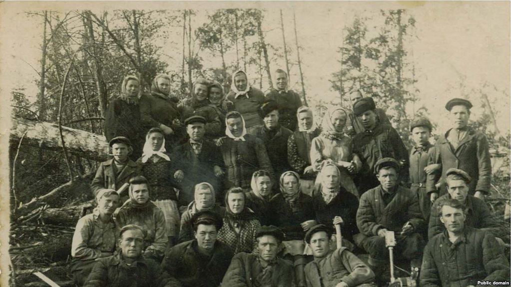 Бригада спецпоселенців кримських татар на лісоповалі. Марійська АРСР, ділянка 52, 1950 рік dqxikeidqxidqrant