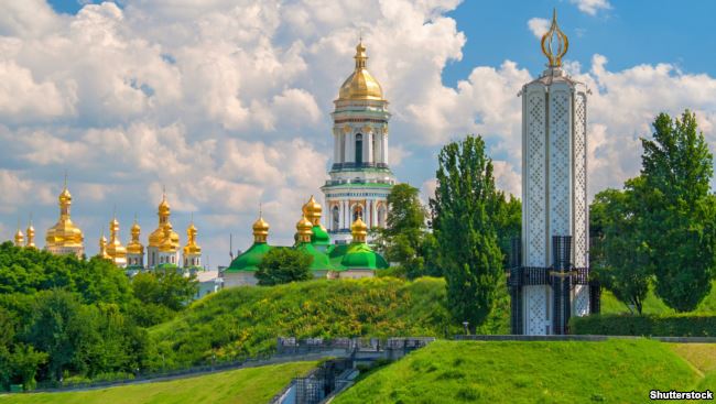 Вигляд на Києво-Печерську лавру з боку «Меморіалу жертв Голодомору» (ліворуч), що присвячений загиблим під час геноциду в Україні в 1932-33 роках, здійсненого тодішнім комуністичним режимом СРСР dqxikeidqxidqeant