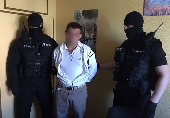 В Полтаве депутата облсовета задержали при даче крупной взятки полиции - 48431 В Полтаве депутата облсовета задержали при даче крупной взятки полиции - фото 48431