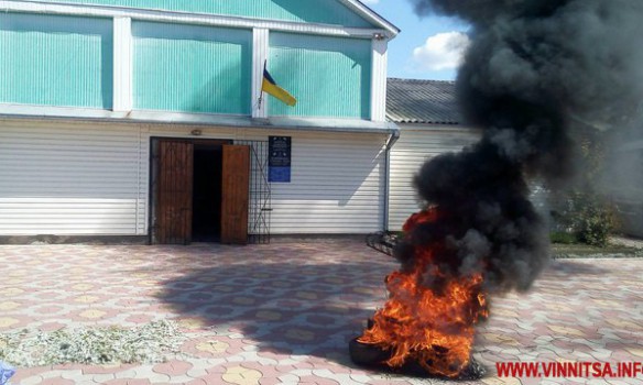В Винницкой обл. зажгли шины возле сельсовета и разбили стекло в двери, глава сельсовета отказалась выйти к протестующим dqxikeidqxidqrant