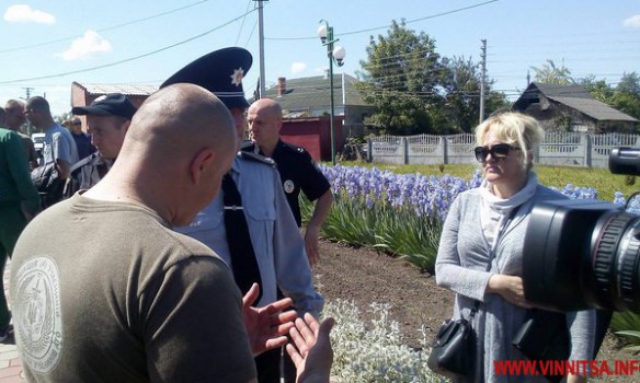 В Винницкой обл. зажгли шины возле сельсовета и разбили стекло в двери, глава сельсовета отказалась выйти к протестующим
