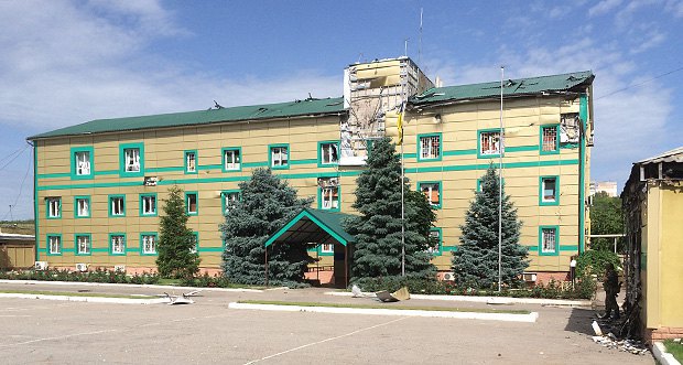 Будівля Луганського прикордонного загону після обстрілу dqxikeidqxidqrant