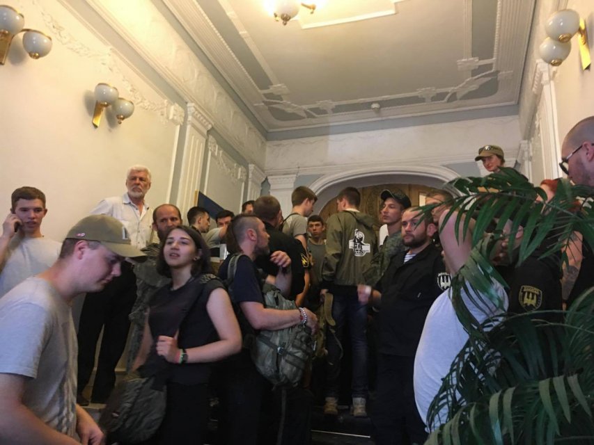 Сторонники блогера, призывавшего сорвать мобилизацию устроили потасовку в центре Киева - 50077 Сторонники блогера, призывавшего сорвать мобилизацию устроили потасовку в центре Киева - фото 50077 dqxikeidqxidqeant