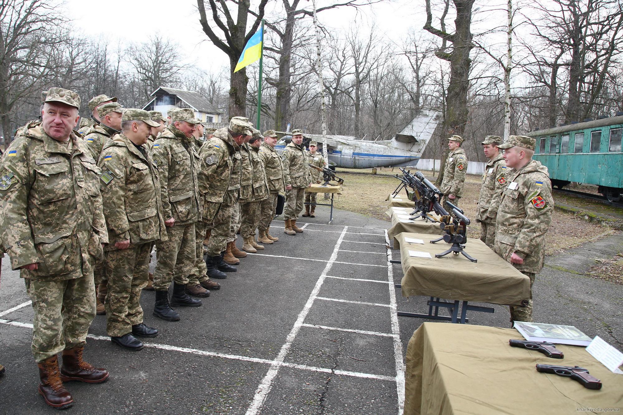 Заместителей райвоенкомов знакомят с оружием в присутствии губернатора Светличной. Фото с сайта Харьковской ОГА dqxikeidqxidqrant