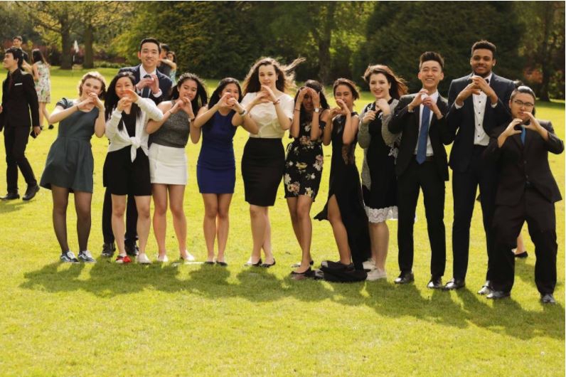 Дочки Порошенко закончили колледж в Великобритании (фото) - 51549 Дочки Порошенко закончили колледж в Великобритании (фото) - фото 51549