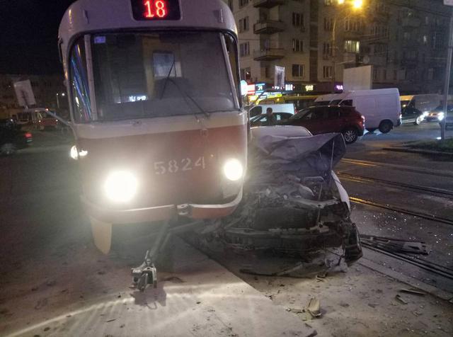 Нардеп Барна на автомобиле врезался в трамвай в столице и госпитализирован, - источник 01 Нардеп Барна на автомобиле врезался в трамвай в столице и госпитализирован, - источник 01 dqxikeidqxidqeant