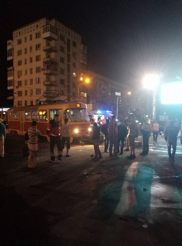 Нардеп Барна на автомобиле врезался в трамвай в столице и госпитализирован, - источник 02 Нардеп Барна на автомобиле врезался в трамвай в столице и госпитализирован, - источник 02