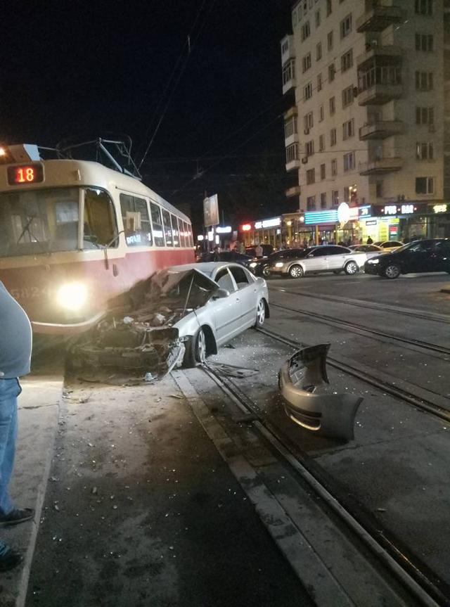 Нардеп Барна на автомобиле врезался в трамвай в столице и госпитализирован, - источник 04 Нардеп Барна на автомобиле врезался в трамвай в столице и госпитализирован, - источник 04