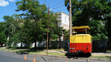 В Николаеве силовая опора рухнула на «маршрутку», пострадало два человека - Copyright https://news.pn