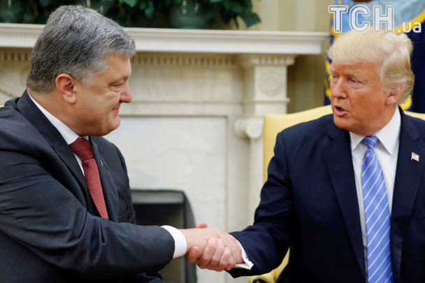 U.S. President Donald Trump shakes hands with Ukraine’s President Petro Poroshenko in the Oval Office at the White House in Washington, U.S., June 20, 2017. REUTERS/Jonathan Ernst