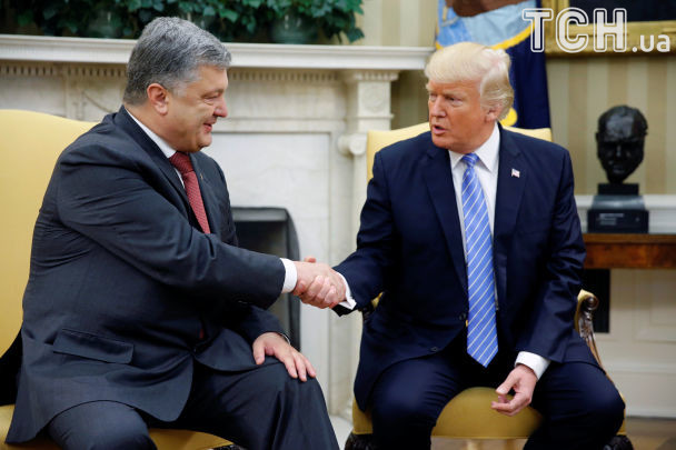 U.S. President Donald Trump shakes hands with Ukraine’s President Petro Poroshenko in the Oval Office at the White House in Washington, U.S. June 20, 2017. REUTERS/Jonathan Ernst