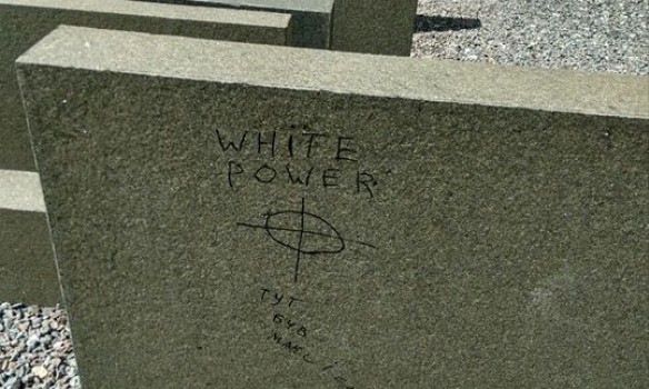 Во Львове группа молодых людей расписала неонацистскими лозунгами стелу на Площади Синагог, 21.06.2017 г.