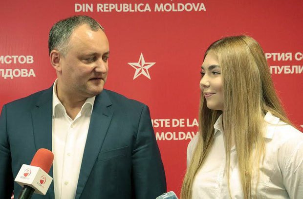 Президент Молдовы Игорь Додон встретился с гражданкой РФ Марьей Наумовой, которая незаконно посетила оккупированные территории Украины, постила свои фото с боевиками