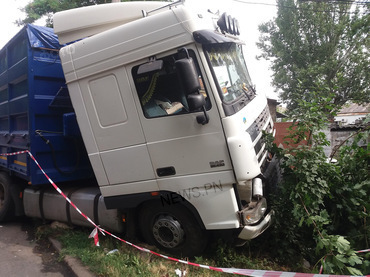 В Николаеве водитель фуры умер во время движения – грузовик остановило дерево - Copyright https://news.pn