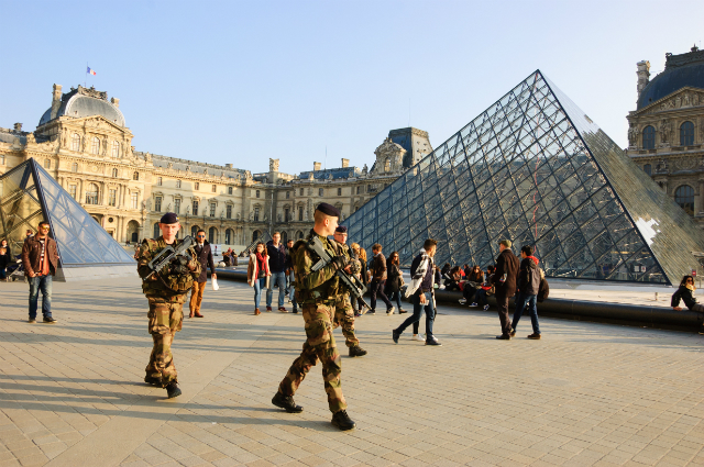 Париж живет в режиме чрезвычайной ситуации после терактов в ноябре 2015 года; все это время власти наделены полномочиями, немыслимыми в «мирное время» Фото: Shutterstock