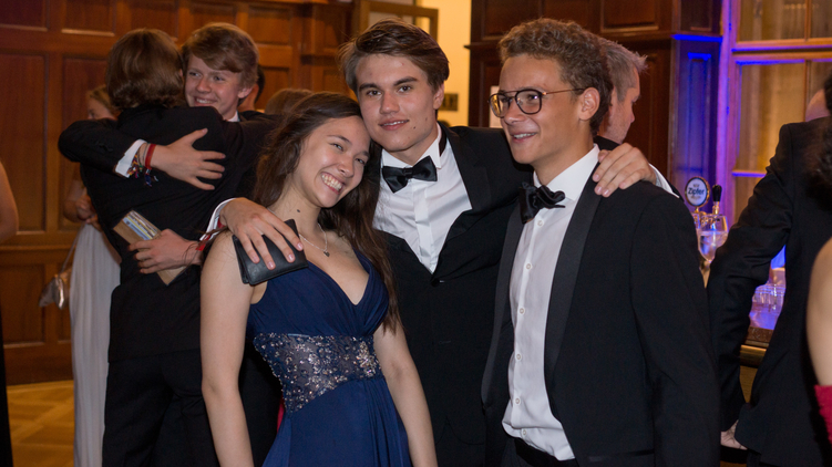 Северин Омелян (в центре) на выпускном вечере dqxikeidqxidqrant