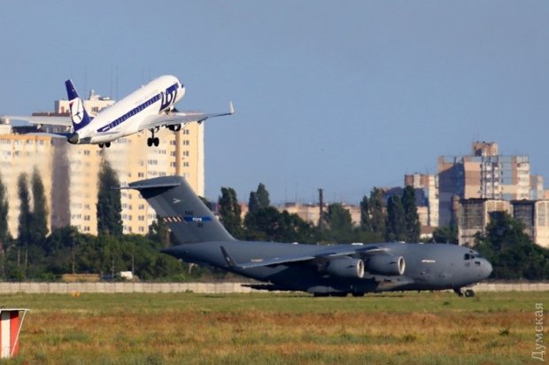 Літаки привезли військовслужбовців