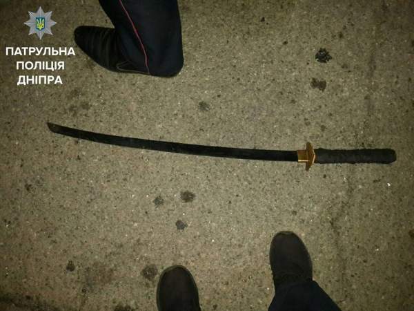 В Днепре патрульные остановили опьяневшего водителя с саблей и ножами В Днепре патрульные остановили опьяневшего водителя с саблей и ножами dqxikeidqxidqeant