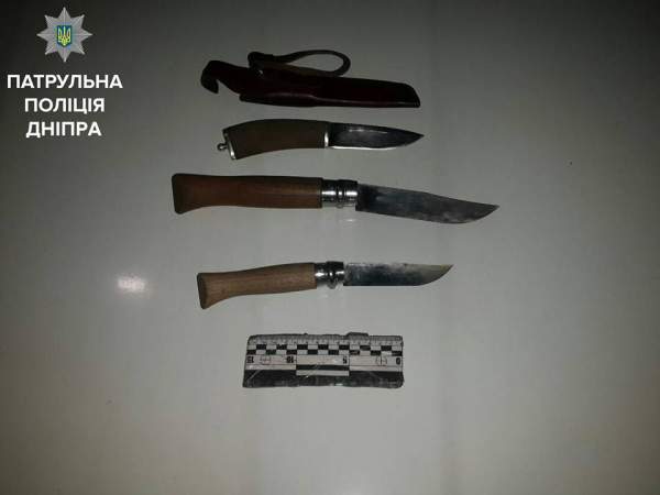 В Днепре патрульные остановили опьяневшего водителя с саблей и ножами В Днепре патрульные остановили опьяневшего водителя с саблей и ножами