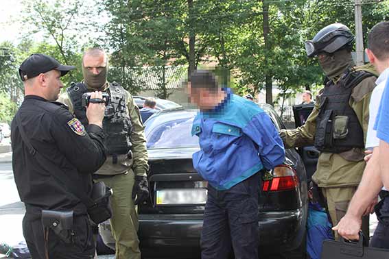 Трое в масках со стрельбой ограбили ювелирный магазин в Виннице: ранен охранник 02 dqxikeidqxidqeant