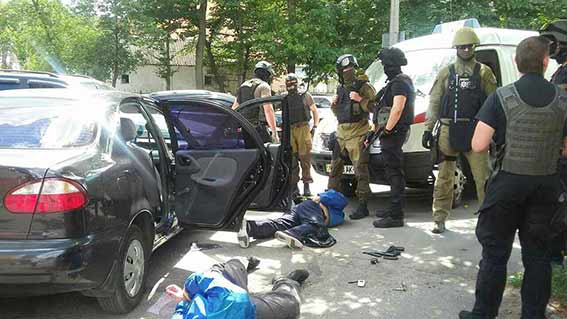 Трое в масках со стрельбой ограбили ювелирный магазин в Виннице: ранен охранник 03