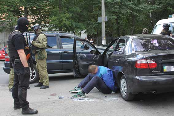 Трое в масках со стрельбой ограбили ювелирный магазин в Виннице: ранен охранник 04