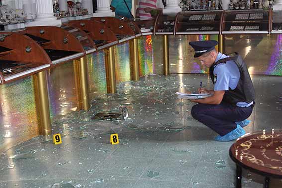 Трое в масках со стрельбой ограбили ювелирный магазин в Виннице: ранен охранник 07