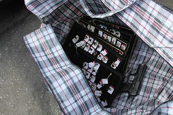 Трое в масках со стрельбой ограбили ювелирный магазин в Виннице: ранен охранник 08