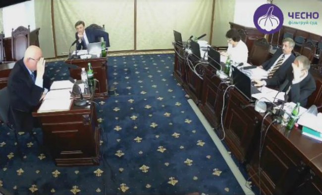 Серій Бондар (сидить боком) на співбесіді у ВККС dqxikeidqxidqrant