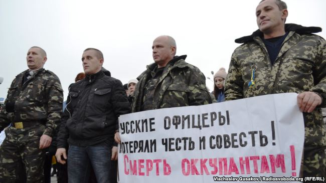 Українські військові на масовій акції у Херсоні перед відправленням в зону АТО, 25 січня 2015 року