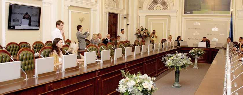 ТОВ «Амрита комплексные решения» работает с ВР не первый раз. Весной они победили в тендере на 12 000 000 гривен и переоборудовали за них многоканальную систему в конференц-зале Рады.